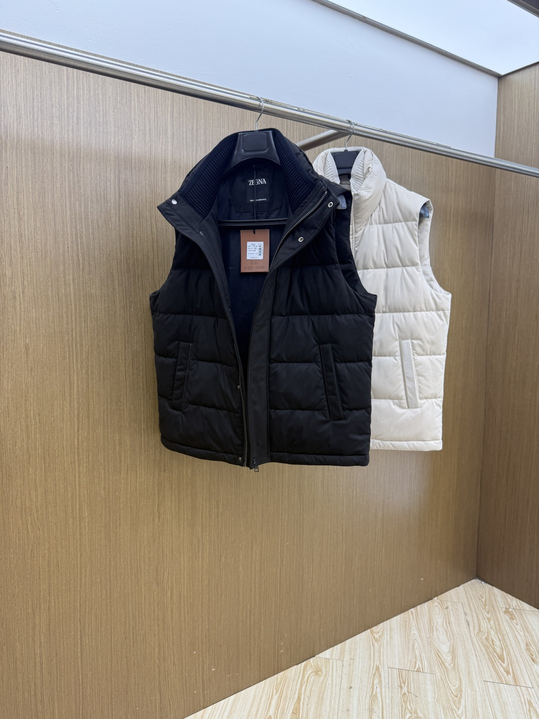 秋冬 ZEGNA 2026秋冬爆款马甲 ZEGNA立领羽绒马甲,内里羽绒填充,绒朵蓬松回弹好,轻量锁温 秋冬 ZEGNA 2026秋冬爆款马甲 ZEGNA立领羽绒马甲,内里羽绒填充,绒朵蓬松回弹好,轻量锁温