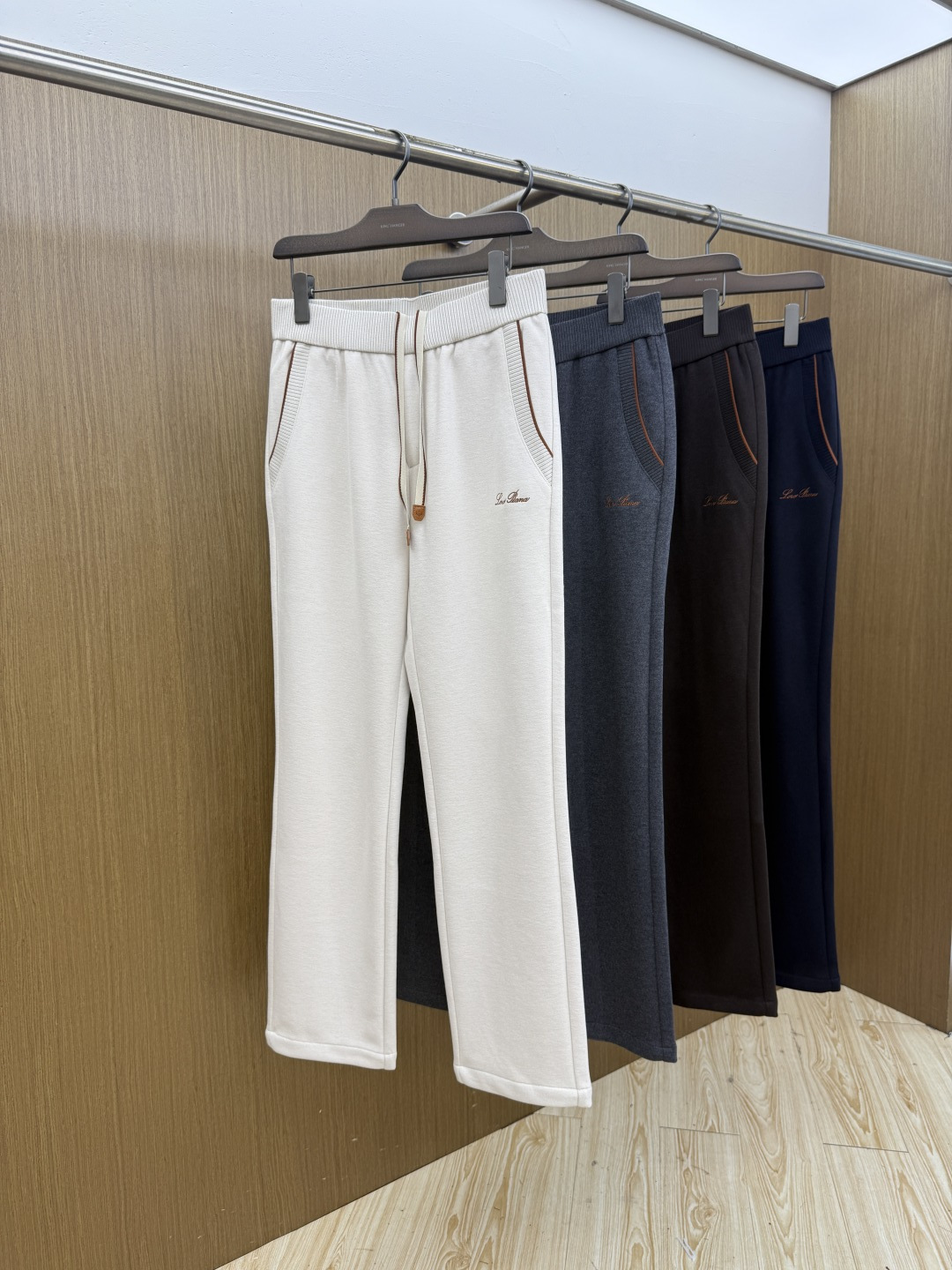 秋冬 Loro Piana 🔥🔥高端品质 26fw男士抽绳休闲裤 甄选细腻针织混纺面料，触感软糯丰盈，垂坠感优秀。针织松