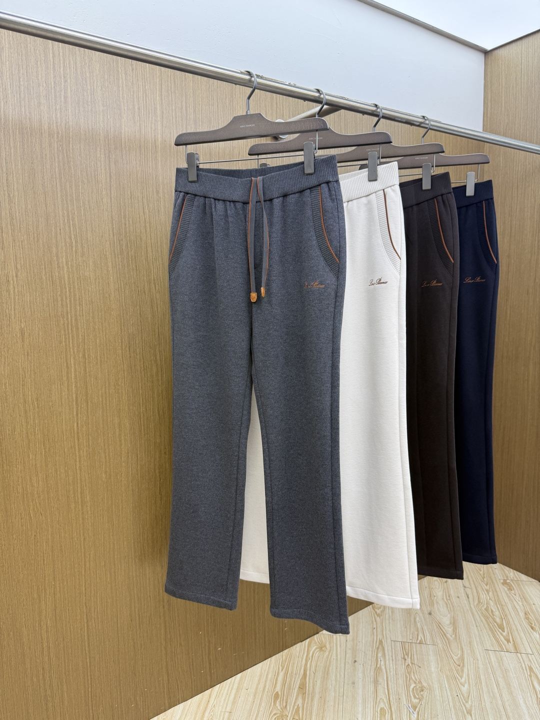 秋冬 Loro Piana 🔥🔥高端品质 26fw男士抽绳休闲裤 甄选细腻针织混纺面料，触感软糯丰盈，垂坠感优秀。针织松