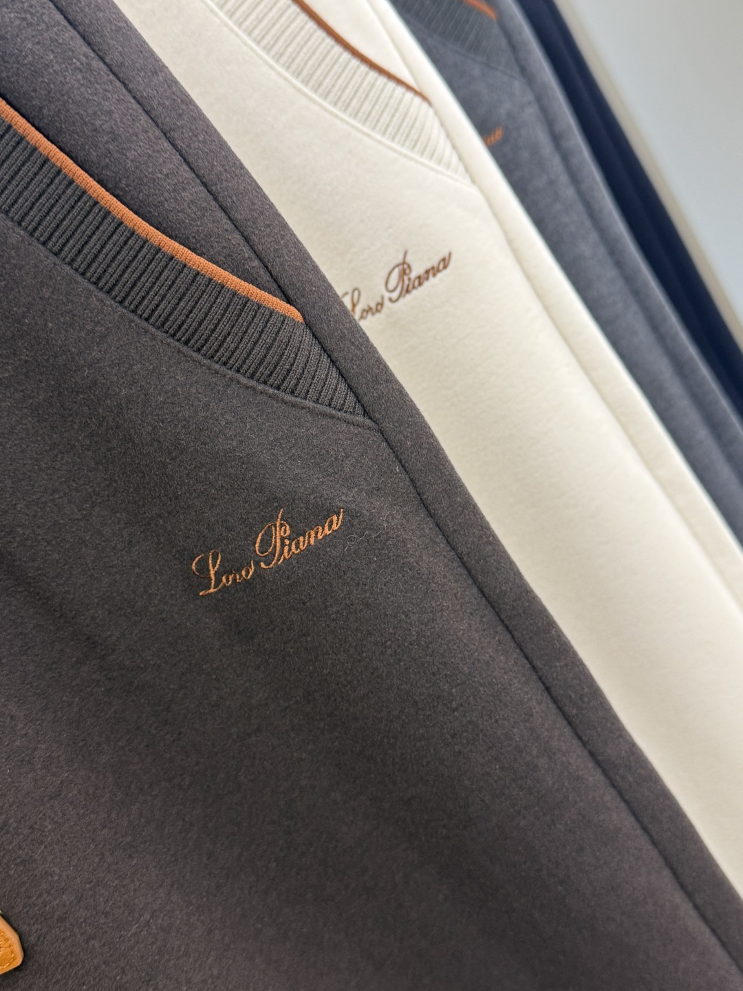 秋冬 Loro Piana 🔥🔥高端品质 26fw男士抽绳休闲裤 甄选细腻针织混纺面料，触感软糯丰盈，垂坠感优秀。针织松