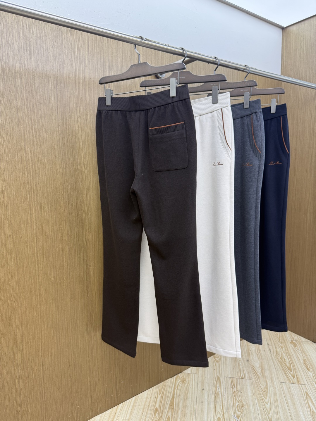 秋冬 Loro Piana 🔥🔥高端品质 26fw男士抽绳休闲裤 甄选细腻针织混纺面料，触感软糯丰盈，垂坠感优秀。针织松