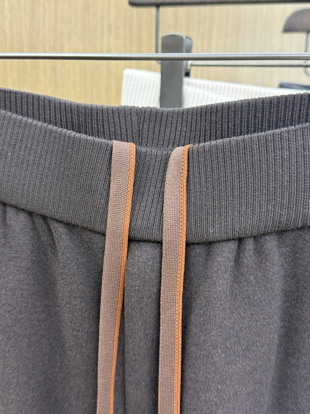 秋冬 Loro Piana 🔥🔥高端品质 26fw男士抽绳休闲裤 甄选细腻针织混纺面料，触感软糯丰盈，垂坠感优秀。针织松