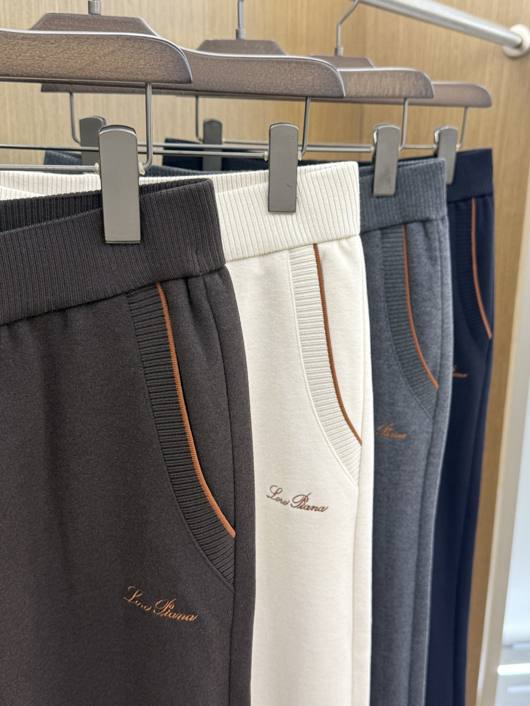 秋冬 Loro Piana 🔥🔥高端品质 26fw男士抽绳休闲裤 甄选细腻针织混纺面料，触感软糯丰盈，垂坠感优秀。针织松
