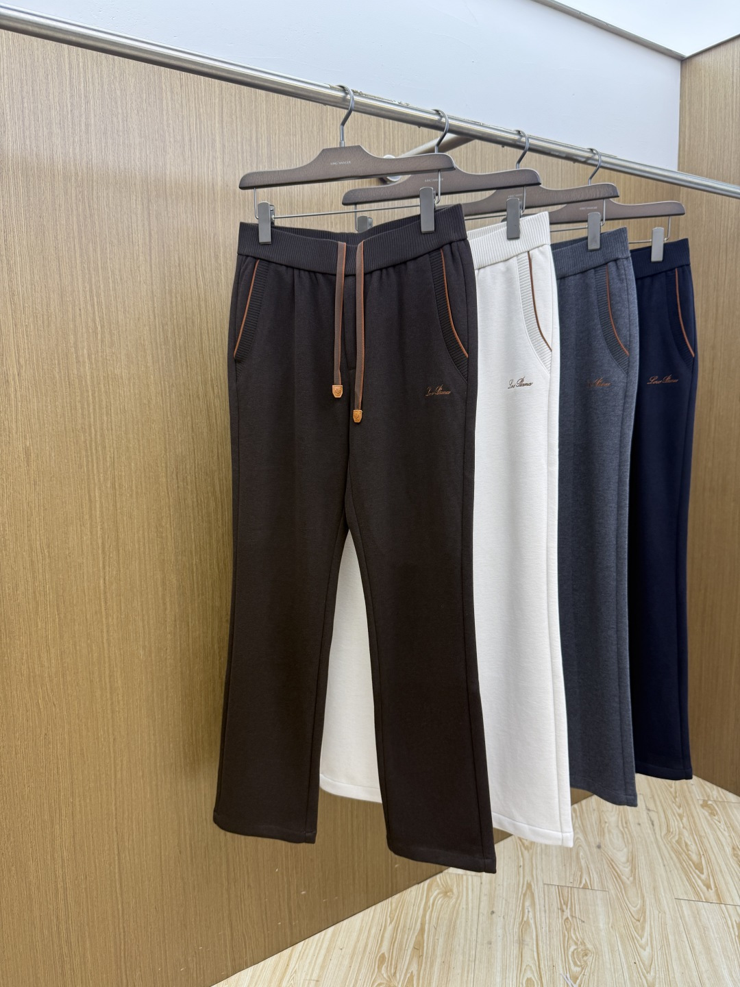 秋冬 Loro Piana 🔥🔥高端品质 26fw男士抽绳休闲裤 甄选细腻针织混纺面料，触感软糯丰盈，垂坠感优秀。针织松