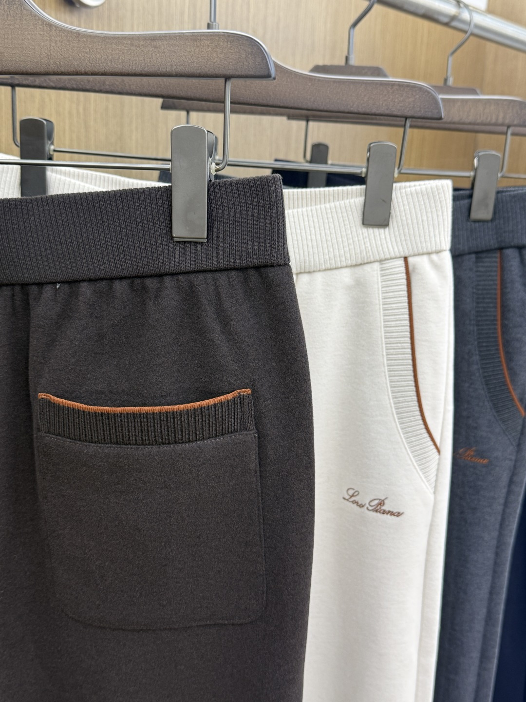 秋冬 Loro Piana 🔥🔥高端品质 26fw男士抽绳休闲裤 甄选细腻针织混纺面料，触感软糯丰盈，垂坠感优秀。针织松