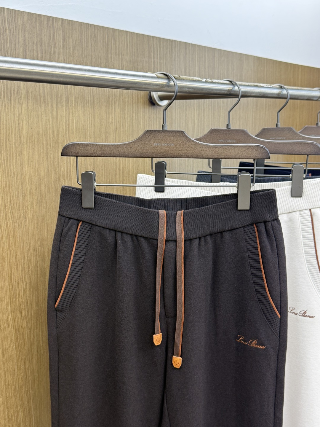 秋冬 Loro Piana 🔥🔥高端品质 26fw男士抽绳休闲裤 甄选细腻针织混纺面料，触感软糯丰盈，垂坠感优秀。针织松