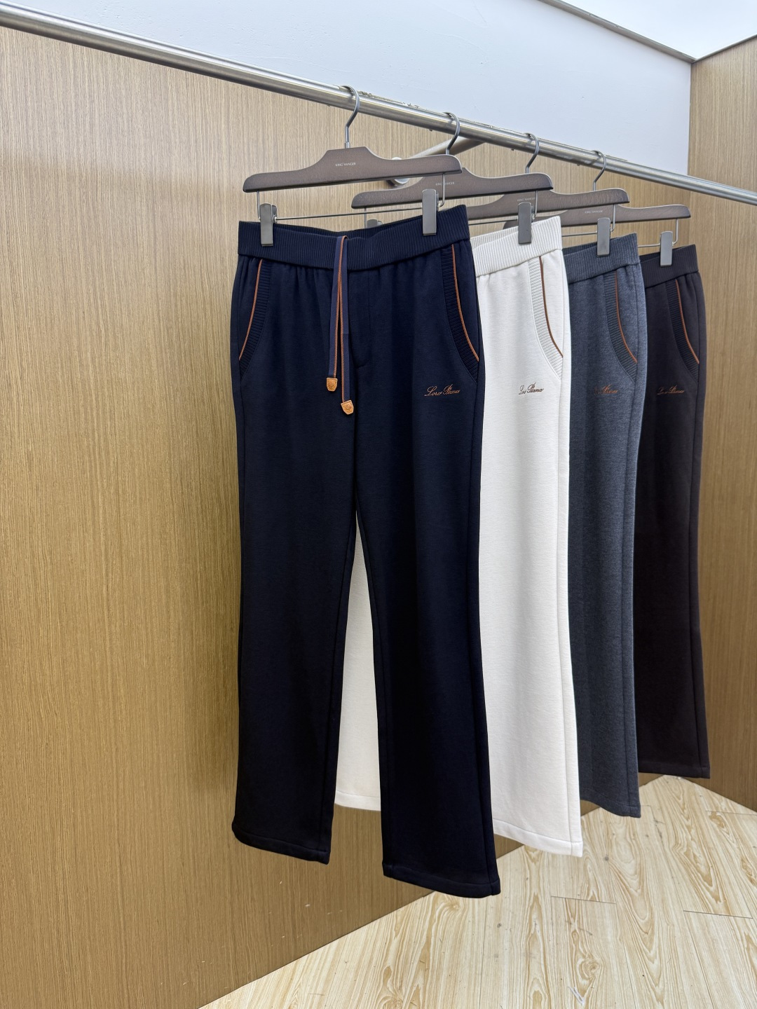 秋冬 Loro Piana 🔥🔥高端品质 26fw男士抽绳休闲裤 甄选细腻针织混纺面料，触感软糯丰盈，垂坠感优秀。针织松