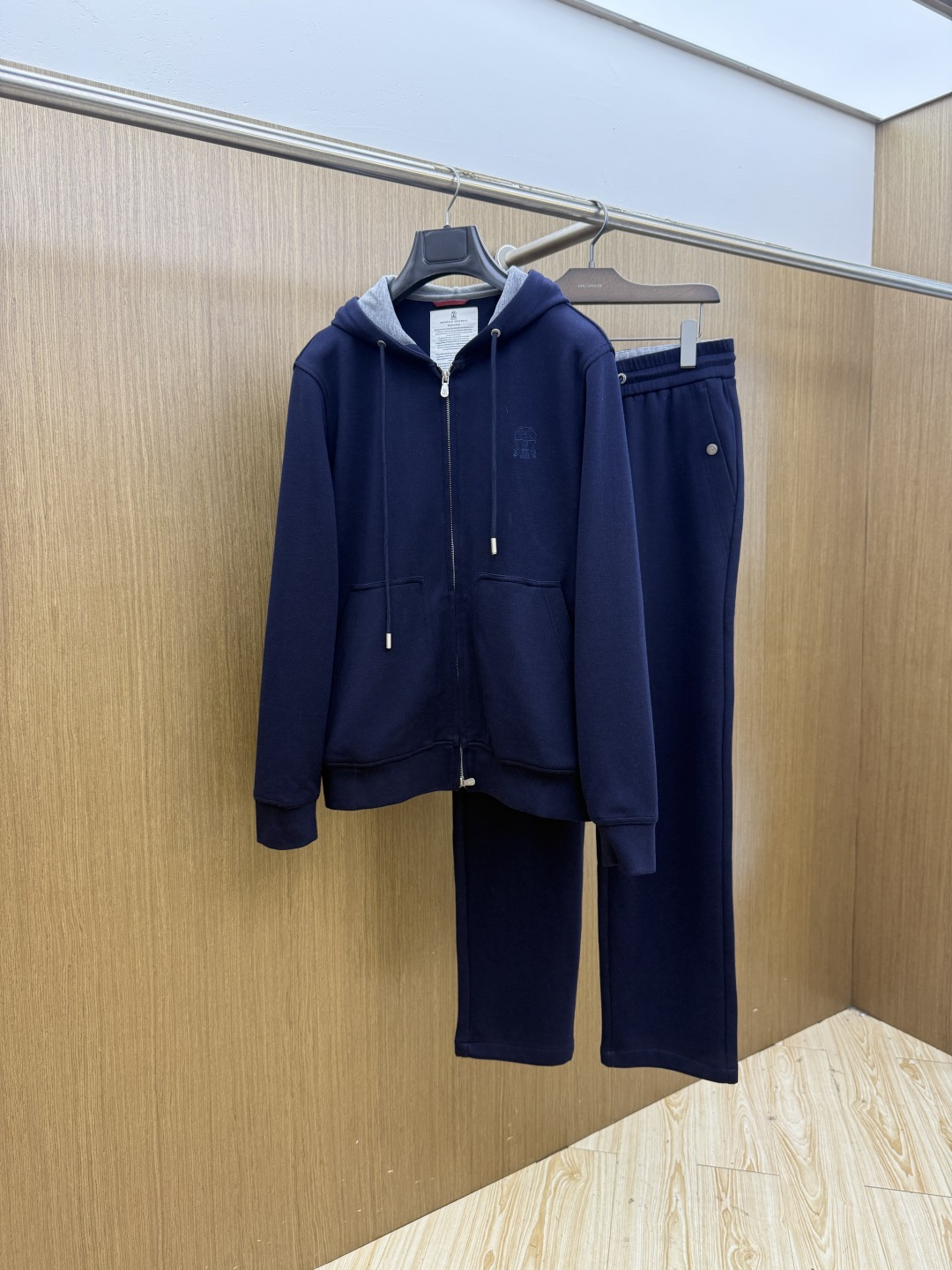 秋冬/套 BC 🔥🔥高端品质 2026SS早秋新品机能休闲拉链立领夹克外套长裤套装。意式轻奢与都市机能完美融合。高密冰感
