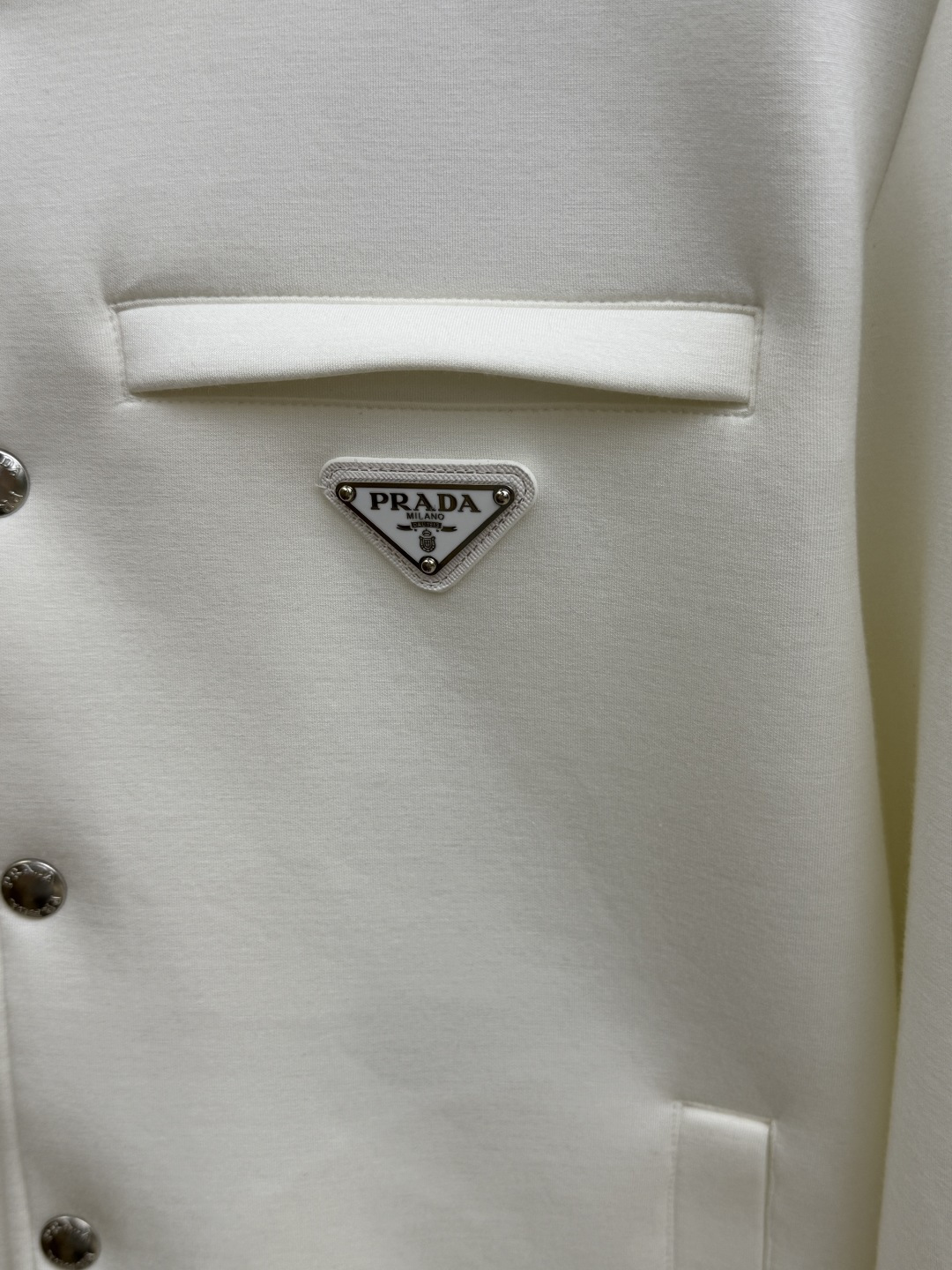 PRADA26秋冬爆款棒球服 PRADA这款外套采用精选70%人棉+17%锦纶+13%氨纶三种纤维混纺面料,带 PRADA26秋冬爆款棒球服 PRADA这款外套采用精选70%人棉+17%锦纶+13%氨纶三种纤维混纺面料,带
