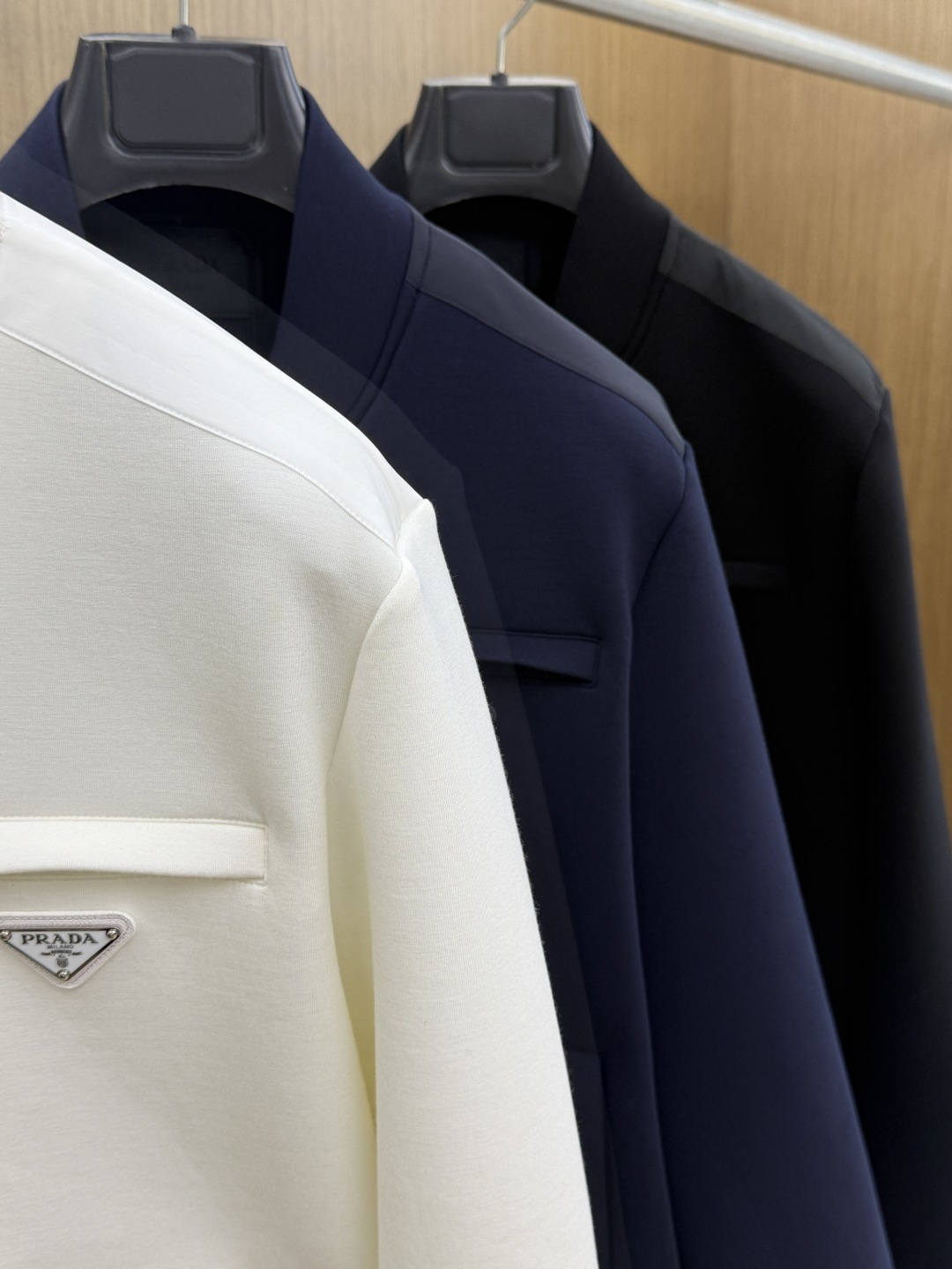 PRADA26秋冬爆款棒球服 PRADA这款外套采用精选70%人棉+17%锦纶+13%氨纶三种纤维混纺面料,带 PRADA26秋冬爆款棒球服 PRADA这款外套采用精选70%人棉+17%锦纶+13%氨纶三种纤维混纺面料,带