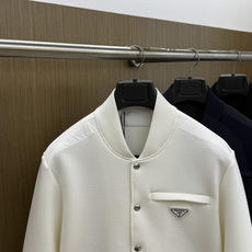 PRADA26秋冬爆款棒球服 PRADA这款外套采用精选70%人棉+17%锦纶+13%氨纶三种纤维混纺面料,带 PRADA26秋冬爆款棒球服 PRADA这款外套采用精选70%人棉+17%锦纶+13%氨纶三种纤维混纺面料,带
