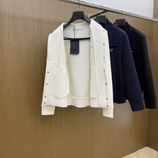 PRADA26秋冬爆款棒球服 PRADA这款外套采用精选70%人棉+17%锦纶+13%氨纶三种纤维混纺面料,带 PRADA26秋冬爆款棒球服 PRADA这款外套采用精选70%人棉+17%锦纶+13%氨纶三种纤维混纺面料,带