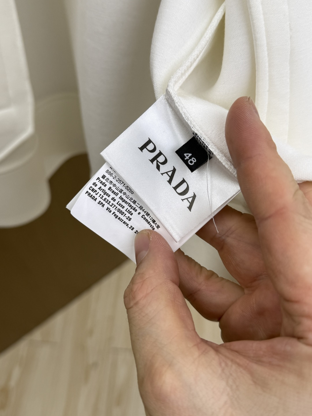 PRADA26秋冬爆款棒球服 PRADA这款外套采用精选70%人棉+17%锦纶+13%氨纶三种纤维混纺面料,带 PRADA26秋冬爆款棒球服 PRADA这款外套采用精选70%人棉+17%锦纶+13%氨纶三种纤维混纺面料,带