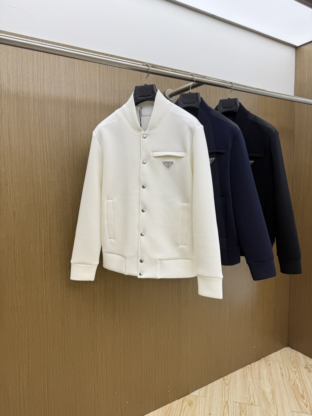 PRADA26秋冬爆款棒球服      PRADA这款外套采用精选70%人棉+17%锦纶+13%氨纶三种纤维混纺面料，带