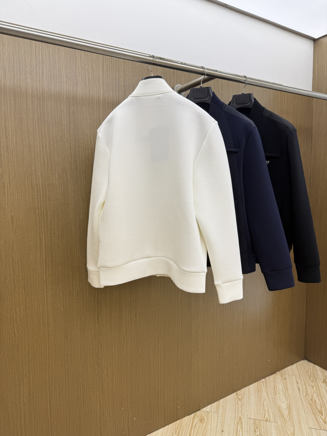 PRADA26秋冬爆款棒球服 PRADA这款外套采用精选70%人棉+17%锦纶+13%氨纶三种纤维混纺面料,带 PRADA26秋冬爆款棒球服 PRADA这款外套采用精选70%人棉+17%锦纶+13%氨纶三种纤维混纺面料,带