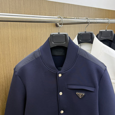 PRADA26秋冬爆款棒球服 PRADA这款外套采用精选70%人棉+17%锦纶+13%氨纶三种纤维混纺面料,带 PRADA26秋冬爆款棒球服 PRADA这款外套采用精选70%人棉+17%锦纶+13%氨纶三种纤维混纺面料,带