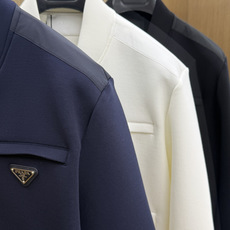 PRADA26秋冬爆款棒球服 PRADA这款外套采用精选70%人棉+17%锦纶+13%氨纶三种纤维混纺面料,带 PRADA26秋冬爆款棒球服 PRADA这款外套采用精选70%人棉+17%锦纶+13%氨纶三种纤维混纺面料,带