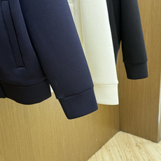 PRADA26秋冬爆款棒球服 PRADA这款外套采用精选70%人棉+17%锦纶+13%氨纶三种纤维混纺面料,带 PRADA26秋冬爆款棒球服 PRADA这款外套采用精选70%人棉+17%锦纶+13%氨纶三种纤维混纺面料,带