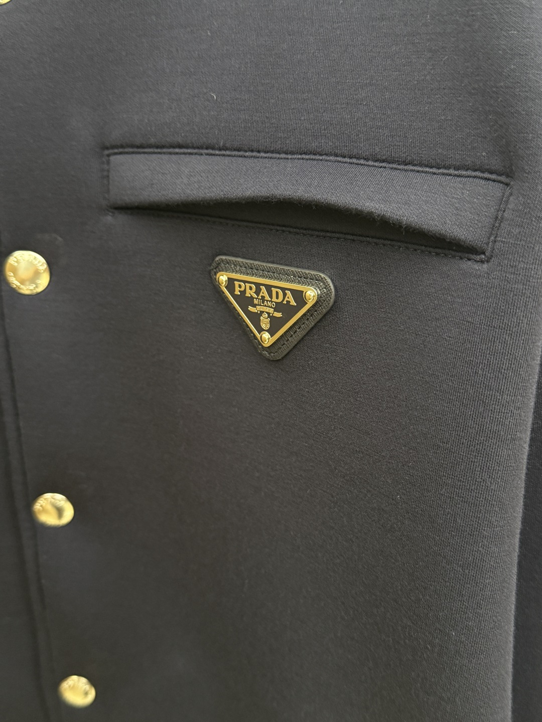 PRADA26秋冬爆款棒球服 PRADA这款外套采用精选70%人棉+17%锦纶+13%氨纶三种纤维混纺面料,带 PRADA26秋冬爆款棒球服 PRADA这款外套采用精选70%人棉+17%锦纶+13%氨纶三种纤维混纺面料,带