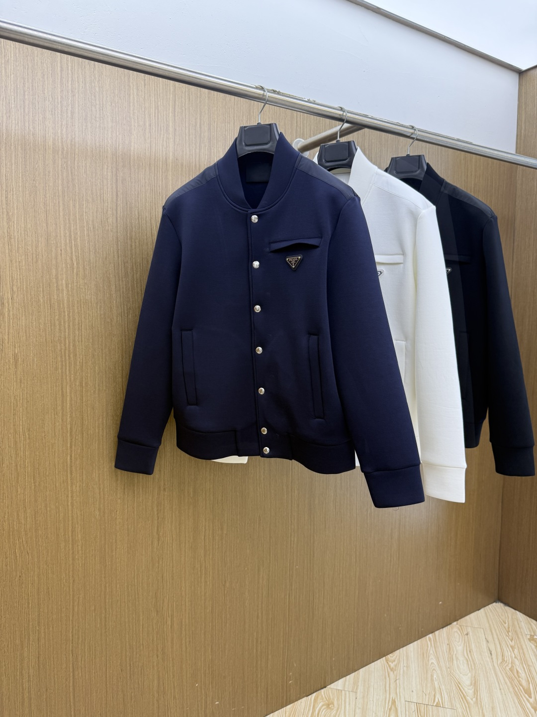 PRADA26秋冬爆款棒球服      PRADA这款外套采用精选70%人棉+17%锦纶+13%氨纶三种纤维混纺面料，带