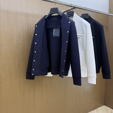 PRADA26秋冬爆款棒球服 PRADA这款外套采用精选70%人棉+17%锦纶+13%氨纶三种纤维混纺面料,带 PRADA26秋冬爆款棒球服 PRADA这款外套采用精选70%人棉+17%锦纶+13%氨纶三种纤维混纺面料,带