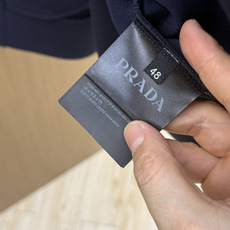 PRADA26秋冬爆款棒球服 PRADA这款外套采用精选70%人棉+17%锦纶+13%氨纶三种纤维混纺面料,带 PRADA26秋冬爆款棒球服 PRADA这款外套采用精选70%人棉+17%锦纶+13%氨纶三种纤维混纺面料,带