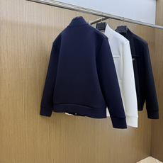 PRADA26秋冬爆款棒球服 PRADA这款外套采用精选70%人棉+17%锦纶+13%氨纶三种纤维混纺面料,带 PRADA26秋冬爆款棒球服 PRADA这款外套采用精选70%人棉+17%锦纶+13%氨纶三种纤维混纺面料,带
