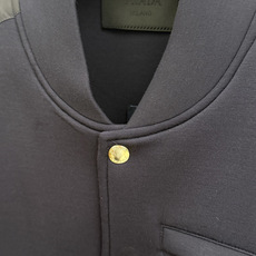 PRADA26秋冬爆款棒球服 PRADA这款外套采用精选70%人棉+17%锦纶+13%氨纶三种纤维混纺面料,带 PRADA26秋冬爆款棒球服 PRADA这款外套采用精选70%人棉+17%锦纶+13%氨纶三种纤维混纺面料,带