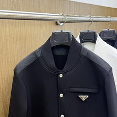 PRADA26秋冬爆款棒球服 PRADA这款外套采用精选70%人棉+17%锦纶+13%氨纶三种纤维混纺面料,带 PRADA26秋冬爆款棒球服 PRADA这款外套采用精选70%人棉+17%锦纶+13%氨纶三种纤维混纺面料,带