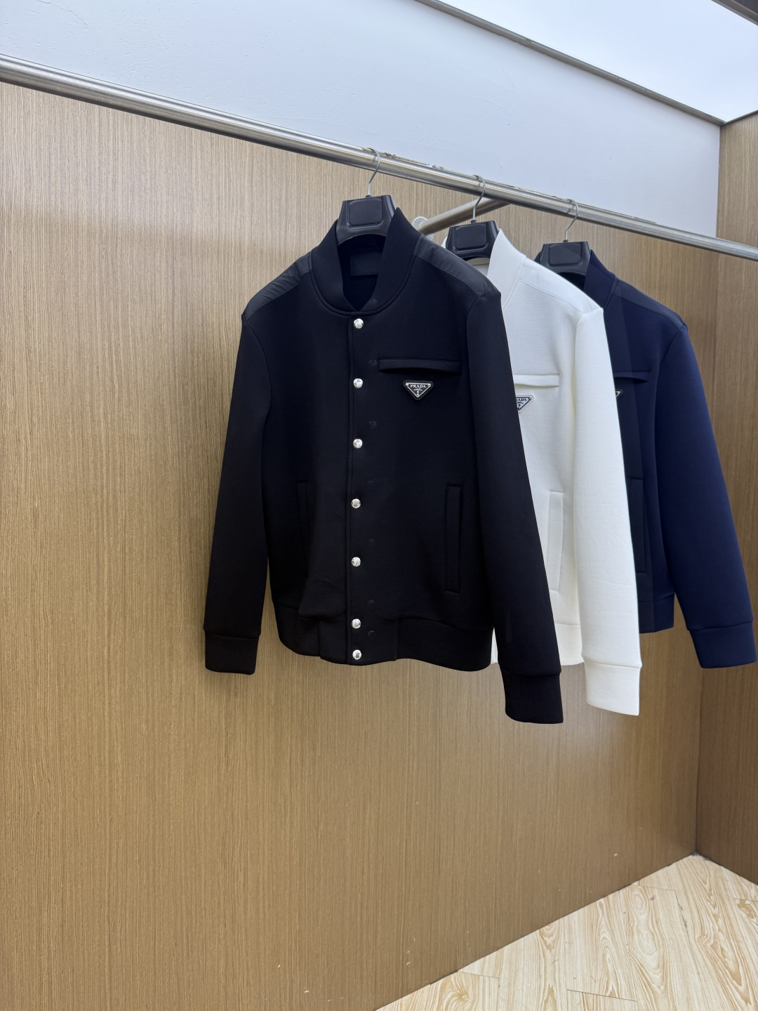 PRADA26秋冬爆款棒球服      PRADA这款外套采用精选70%人棉+17%锦纶+13%氨纶三种纤维混纺面料，带
