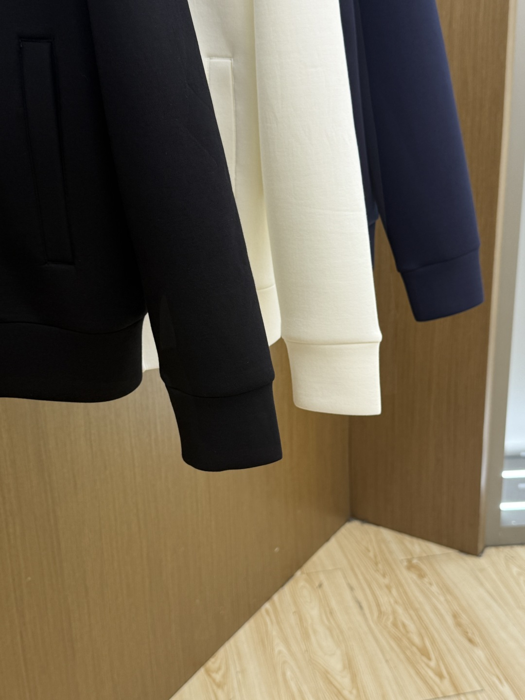 PRADA26秋冬爆款棒球服 PRADA这款外套采用精选70%人棉+17%锦纶+13%氨纶三种纤维混纺面料,带 PRADA26秋冬爆款棒球服 PRADA这款外套采用精选70%人棉+17%锦纶+13%氨纶三种纤维混纺面料,带