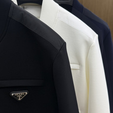 PRADA26秋冬爆款棒球服 PRADA这款外套采用精选70%人棉+17%锦纶+13%氨纶三种纤维混纺面料,带 PRADA26秋冬爆款棒球服 PRADA这款外套采用精选70%人棉+17%锦纶+13%氨纶三种纤维混纺面料,带