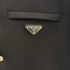 PRADA26秋冬爆款棒球服 PRADA这款外套采用精选70%人棉+17%锦纶+13%氨纶三种纤维混纺面料,带 PRADA26秋冬爆款棒球服 PRADA这款外套采用精选70%人棉+17%锦纶+13%氨纶三种纤维混纺面料,带