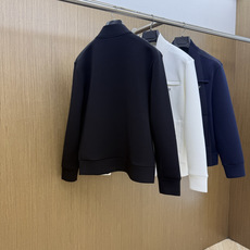 PRADA26秋冬爆款棒球服 PRADA这款外套采用精选70%人棉+17%锦纶+13%氨纶三种纤维混纺面料,带 PRADA26秋冬爆款棒球服 PRADA这款外套采用精选70%人棉+17%锦纶+13%氨纶三种纤维混纺面料,带