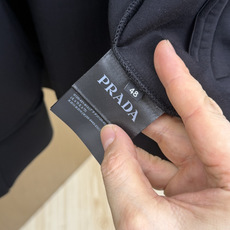 PRADA26秋冬爆款棒球服 PRADA这款外套采用精选70%人棉+17%锦纶+13%氨纶三种纤维混纺面料,带 PRADA26秋冬爆款棒球服 PRADA这款外套采用精选70%人棉+17%锦纶+13%氨纶三种纤维混纺面料,带