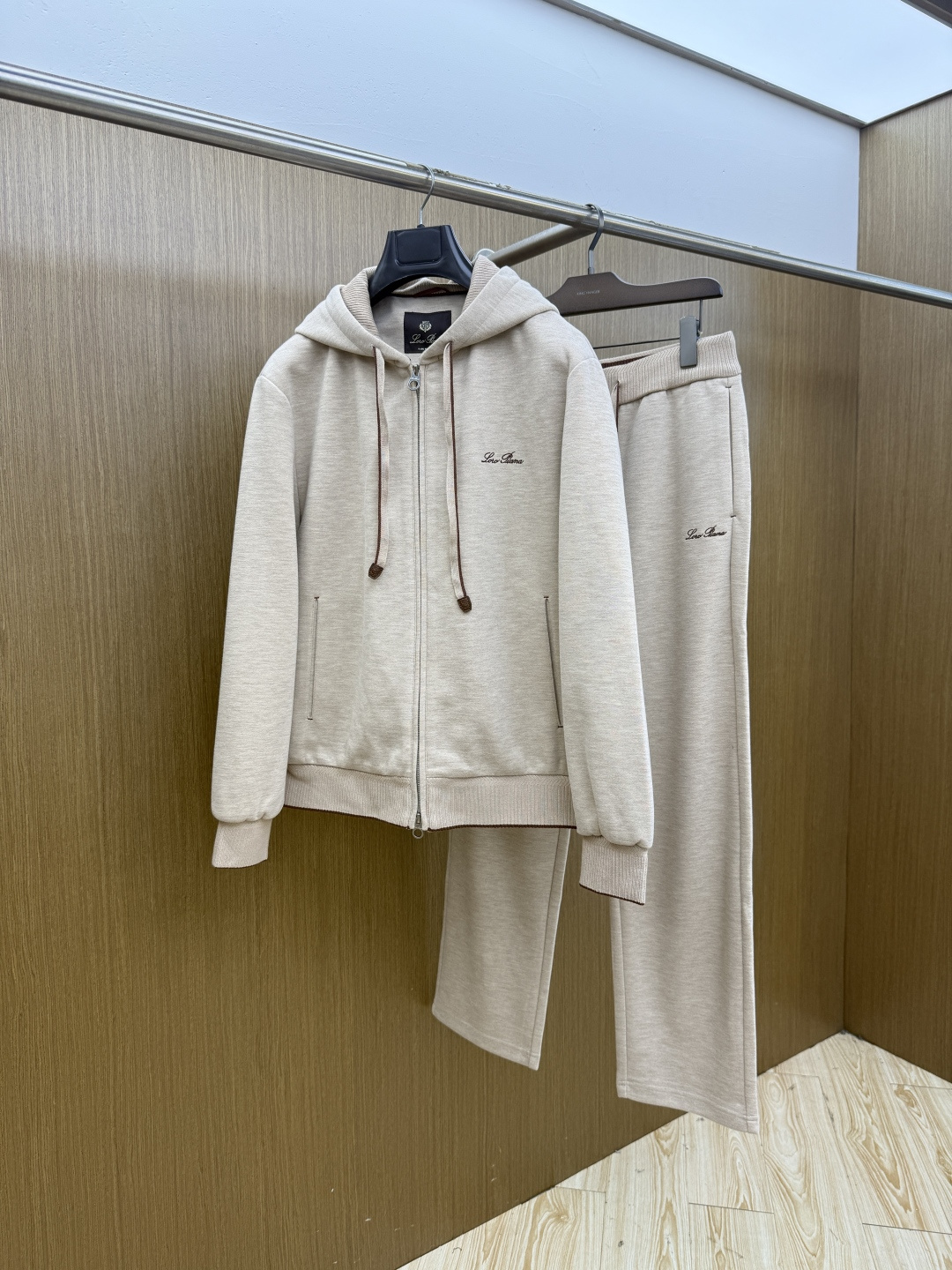 秋冬/套 Loro Piana 🔥🔥高端品质 2026SS早秋新品机能休闲拉链连帽外套长裤套装。意式轻奢与都市机能完美融