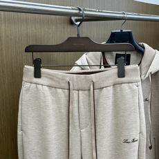 秋冬/套 Loro Piana 🔥🔥高端品质 2026SS早秋新品机能休闲拉链连帽外套长裤套装。意式轻奢与都市机能完美融 秋冬/套 Loro Piana 🔥🔥高端品质 2026SS早秋新品机能休闲拉链连帽外套长裤套装。意式轻奢与都市机能完美融
