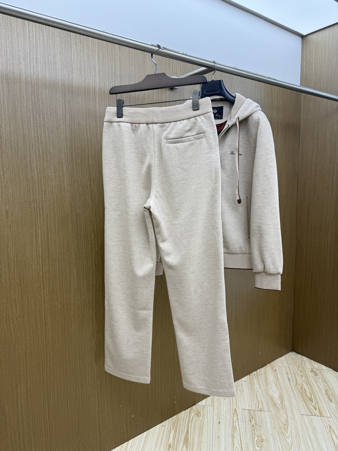 秋冬/套 Loro Piana 🔥🔥高端品质 2026SS早秋新品机能休闲拉链连帽外套长裤套装。意式轻奢与都市机能完美融 秋冬/套 Loro Piana 🔥🔥高端品质 2026SS早秋新品机能休闲拉链连帽外套长裤套装。意式轻奢与都市机能完美融