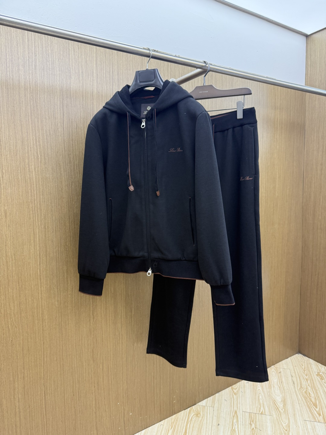 秋冬/套 Loro Piana 🔥🔥高端品质 2026SS早秋新品机能休闲拉链连帽外套长裤套装。意式轻奢与都市机能完美融