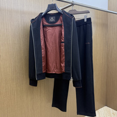 秋冬/套 Loro Piana 🔥🔥高端品质 2026SS早秋新品机能休闲拉链连帽外套长裤套装。意式轻奢与都市机能完美融 秋冬/套 Loro Piana 🔥🔥高端品质 2026SS早秋新品机能休闲拉链连帽外套长裤套装。意式轻奢与都市机能完美融