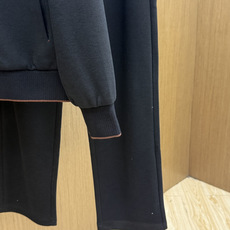 秋冬/套 Loro Piana 🔥🔥高端品质 2026SS早秋新品机能休闲拉链连帽外套长裤套装。意式轻奢与都市机能完美融 秋冬/套 Loro Piana 🔥🔥高端品质 2026SS早秋新品机能休闲拉链连帽外套长裤套装。意式轻奢与都市机能完美融