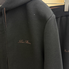 秋冬/套 Loro Piana 🔥🔥高端品质 2026SS早秋新品机能休闲拉链连帽外套长裤套装。意式轻奢与都市机能完美融 秋冬/套 Loro Piana 🔥🔥高端品质 2026SS早秋新品机能休闲拉链连帽外套长裤套装。意式轻奢与都市机能完美融