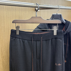 秋冬/套 Loro Piana 🔥🔥高端品质 2026SS早秋新品机能休闲拉链连帽外套长裤套装。意式轻奢与都市机能完美融 秋冬/套 Loro Piana 🔥🔥高端品质 2026SS早秋新品机能休闲拉链连帽外套长裤套装。意式轻奢与都市机能完美融