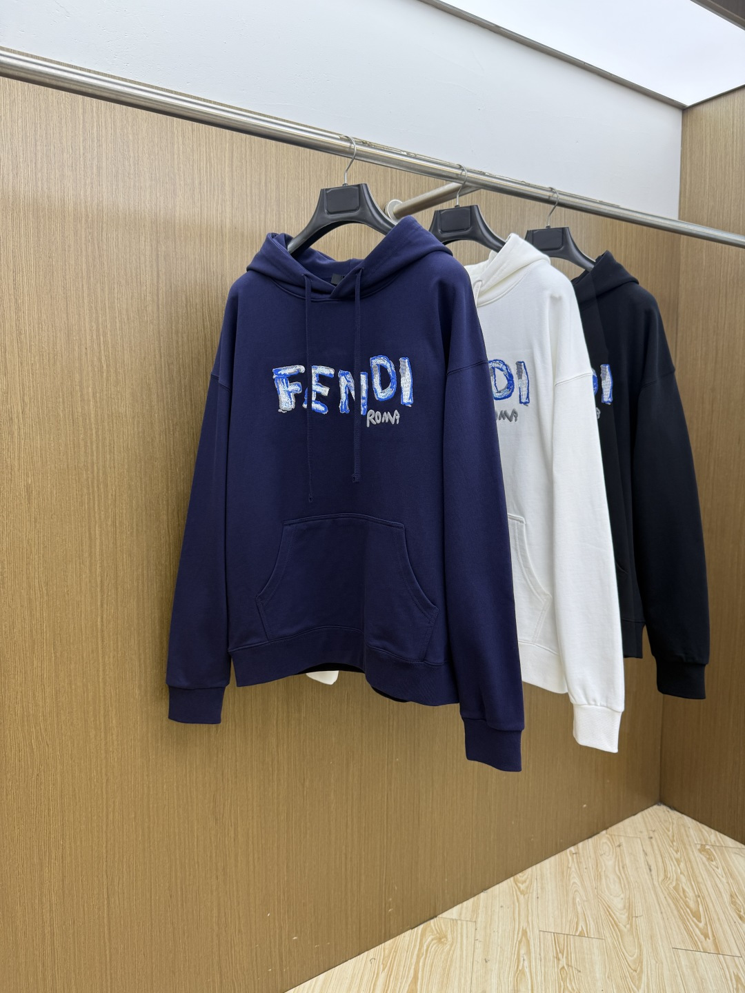 秋冬 FD 🔥秋冬新款绣花休闲连帽卫衣  全棉精梳毛圈面料，面料高温已洗水定型，经典重工艺刺绣，整体设计简约而不失个性，
