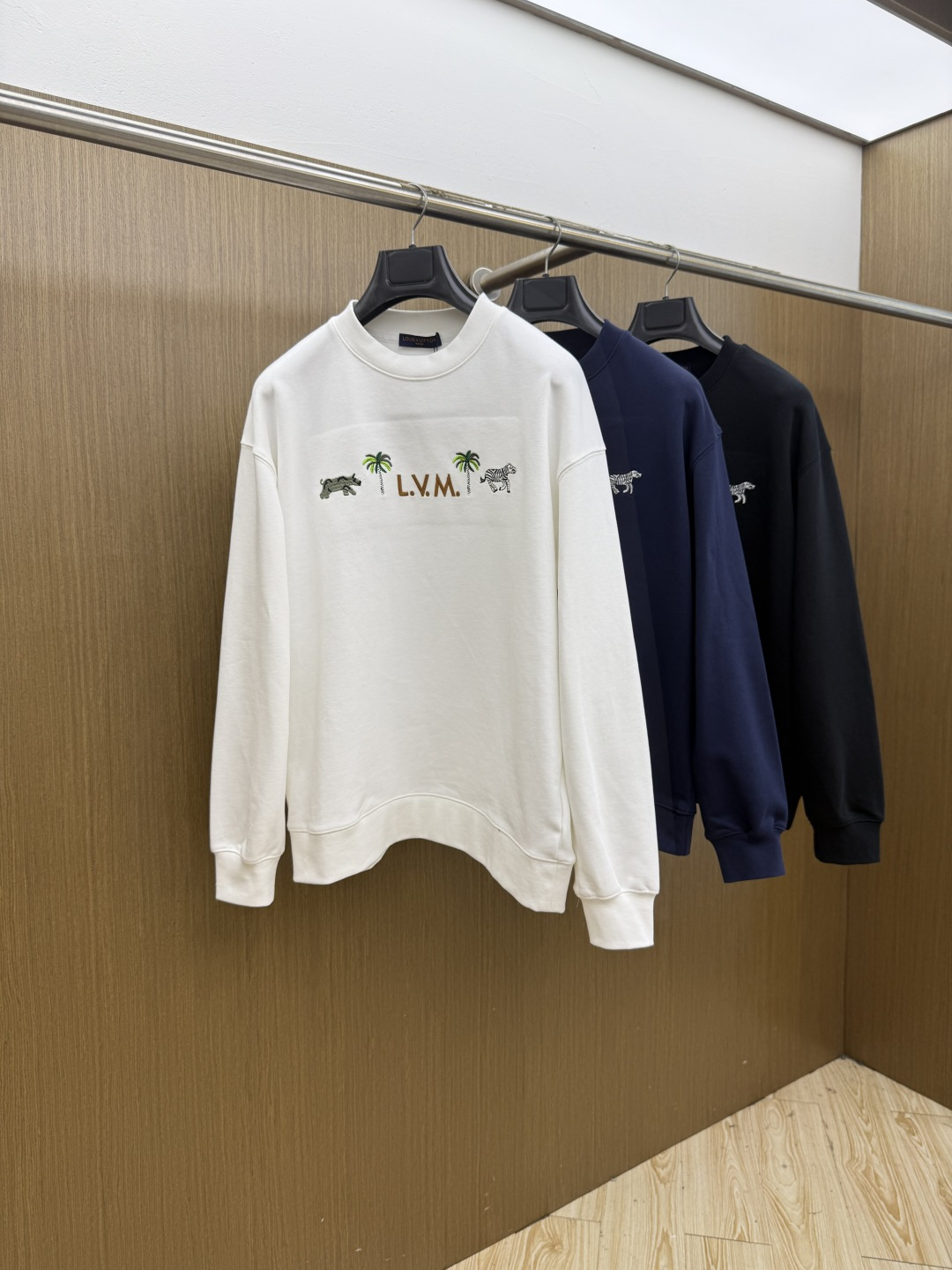 秋冬 LV 🔥秋冬新款绣花休闲圆领套头卫衣  全棉精梳毛圈面料，面料高温已洗水定型，经典重工艺刺绣，整体设计简约而不失个