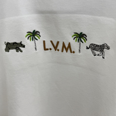 秋冬 LV 🔥秋冬新款绣花休闲圆领套头卫衣 全棉精梳毛圈面料,面料高温已洗水定型,经典重工艺刺绣,整体设计简约而不失个 秋冬 LV 🔥秋冬新款绣花休闲圆领套头卫衣 全棉精梳毛圈面料,面料高温已洗水定型,经典重工艺刺绣,整体设计简约而不失个