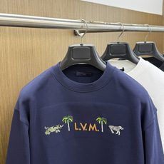 秋冬 LV 🔥秋冬新款绣花休闲圆领套头卫衣 全棉精梳毛圈面料,面料高温已洗水定型,经典重工艺刺绣,整体设计简约而不失个 秋冬 LV 🔥秋冬新款绣花休闲圆领套头卫衣 全棉精梳毛圈面料,面料高温已洗水定型,经典重工艺刺绣,整体设计简约而不失个