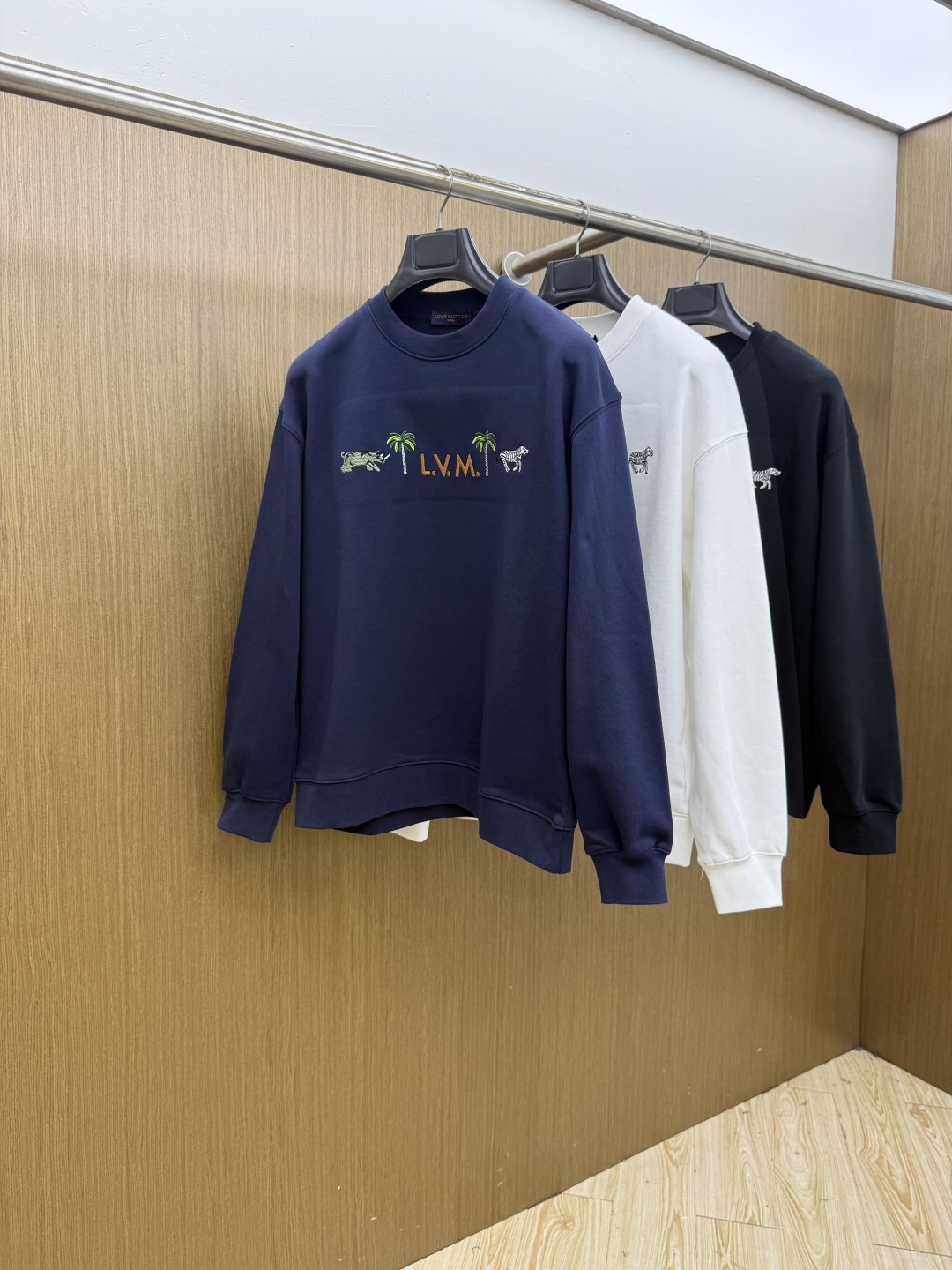 秋冬 LV 🔥秋冬新款绣花休闲圆领套头卫衣  全棉精梳毛圈面料，面料高温已洗水定型，经典重工艺刺绣，整体设计简约而不失个