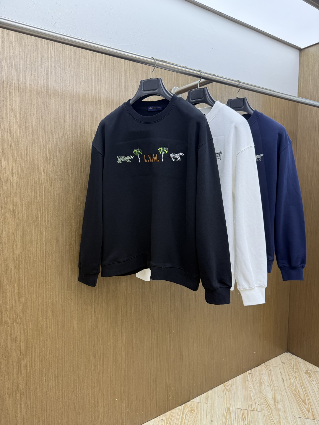 秋冬 LV 🔥秋冬新款绣花休闲圆领套头卫衣  全棉精梳毛圈面料，面料高温已洗水定型，经典重工艺刺绣，整体设计简约而不失个