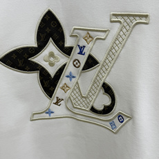 秋冬 LV 🔥秋冬新款绣花休闲圆领套头卫衣 全棉精梳毛圈面料,面料高温已洗水定型,经典重工艺刺绣,整体设计简约而不失个 秋冬 LV 🔥秋冬新款绣花休闲圆领套头卫衣 全棉精梳毛圈面料,面料高温已洗水定型,经典重工艺刺绣,整体设计简约而不失个